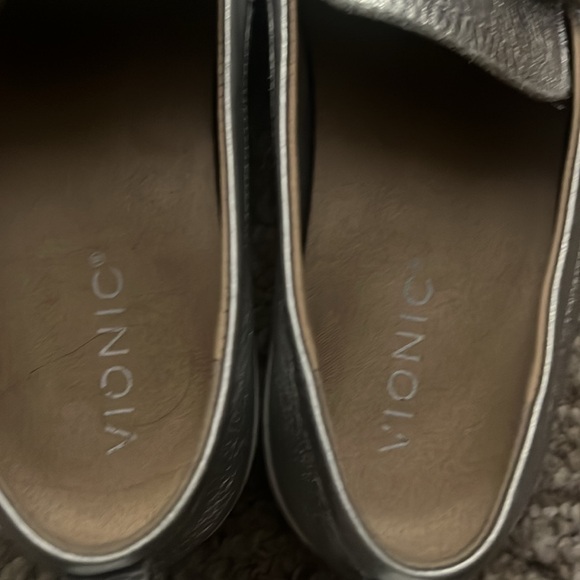 FLASH SALE- Vionic uptown loafer Silver size 7..5 nwot - Picture 6 of 9